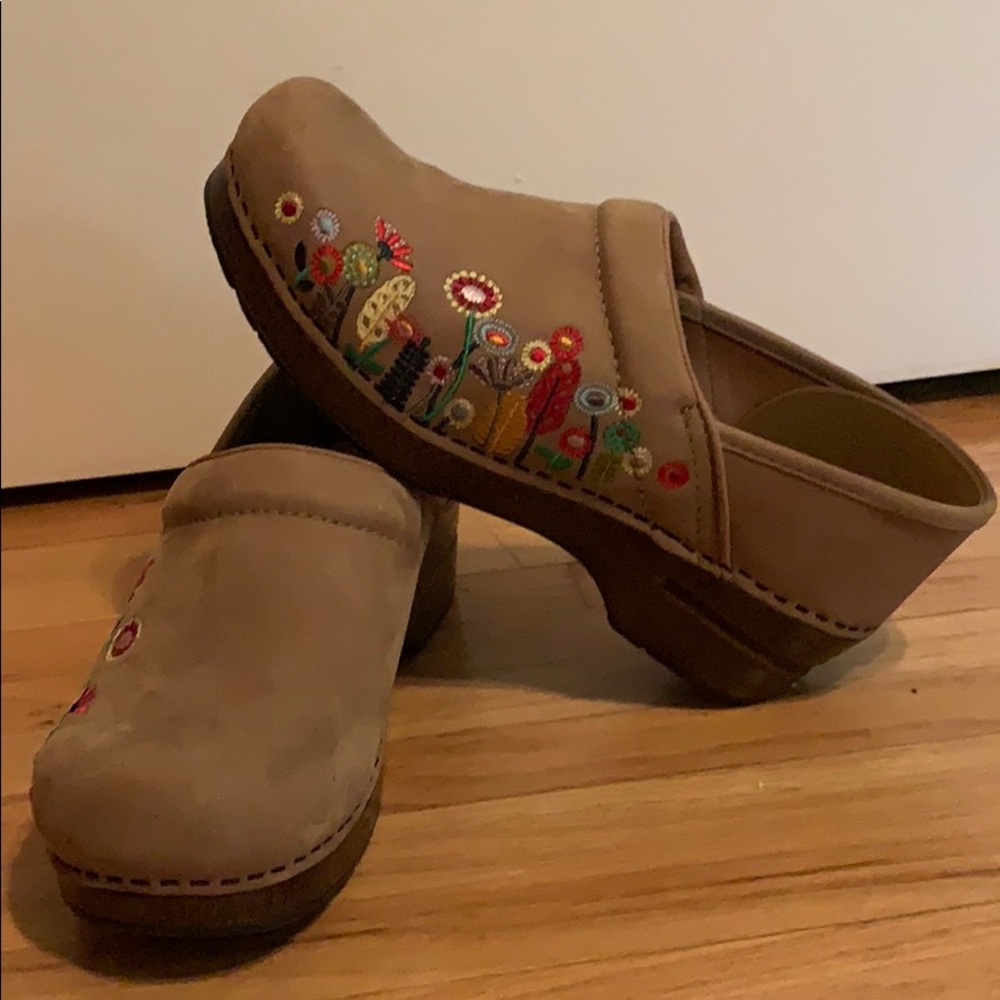 Dansko clogs size 39! Tan with Embroidered flowers